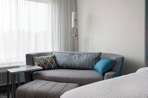 Premium bedding, pillow-top beds, desk, laptop workspace - Courtyard by Marriott Pullman (Pullman)