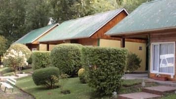 Bungalow (4 People) | Kamar mandi | Shower dan handuk