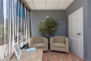 Área de estar no saguão