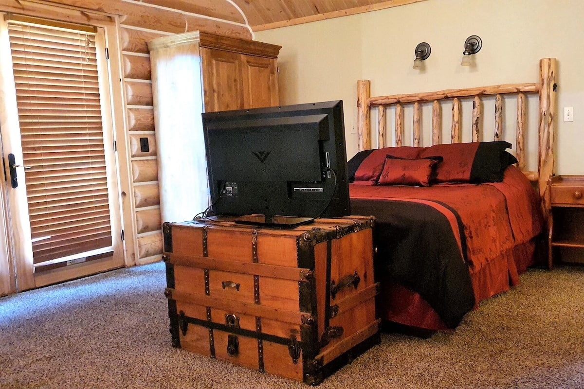 Family Room, 1 Bedroom, Balcony, Mountain View (Amazing Room, Private Bath) | Individually decorated, individually furnished, iron/ironing board