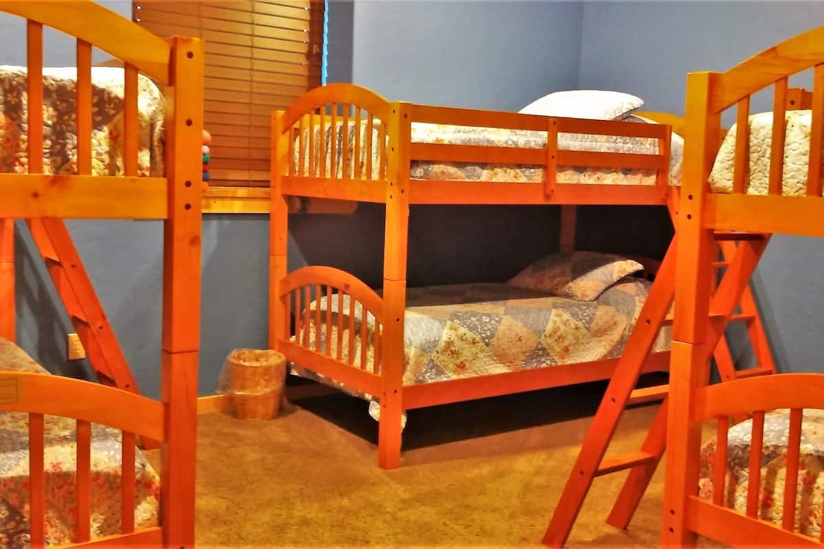 Felles sovesal – basic, kun for kvinner, ikke-røyk, delt bad (Bed in Female Only Dorm, Shared Bath) | Strykejern/-brett, wi-fi (inkludert) og individuelt dekorert