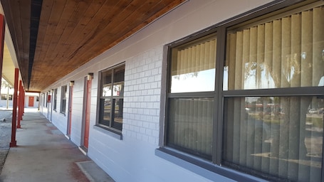 Exterior. Oak Tree Inn