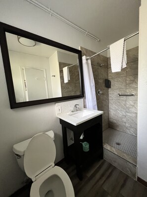 Standard Room, 1 King Bed, Non Smoking | Bathroom | Shower, towels, soap, shampoo - Oak Tree Inn (Avon Park)