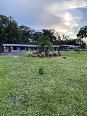 Garden - Oak Tree Inn (Avon Park)