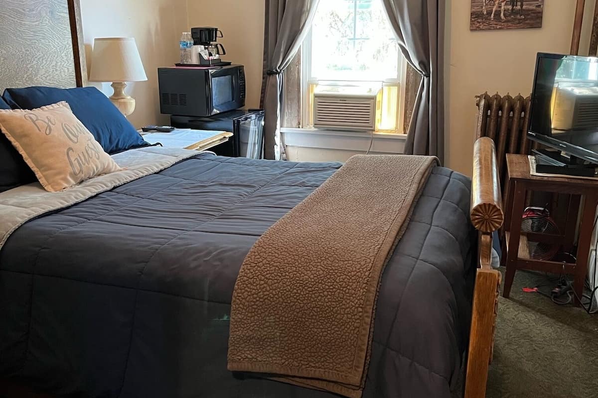 basic room, 1 double bed | desk, iron/ironing board, free wifi, bed sheets