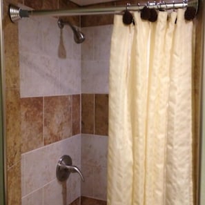 Dusche im Bad