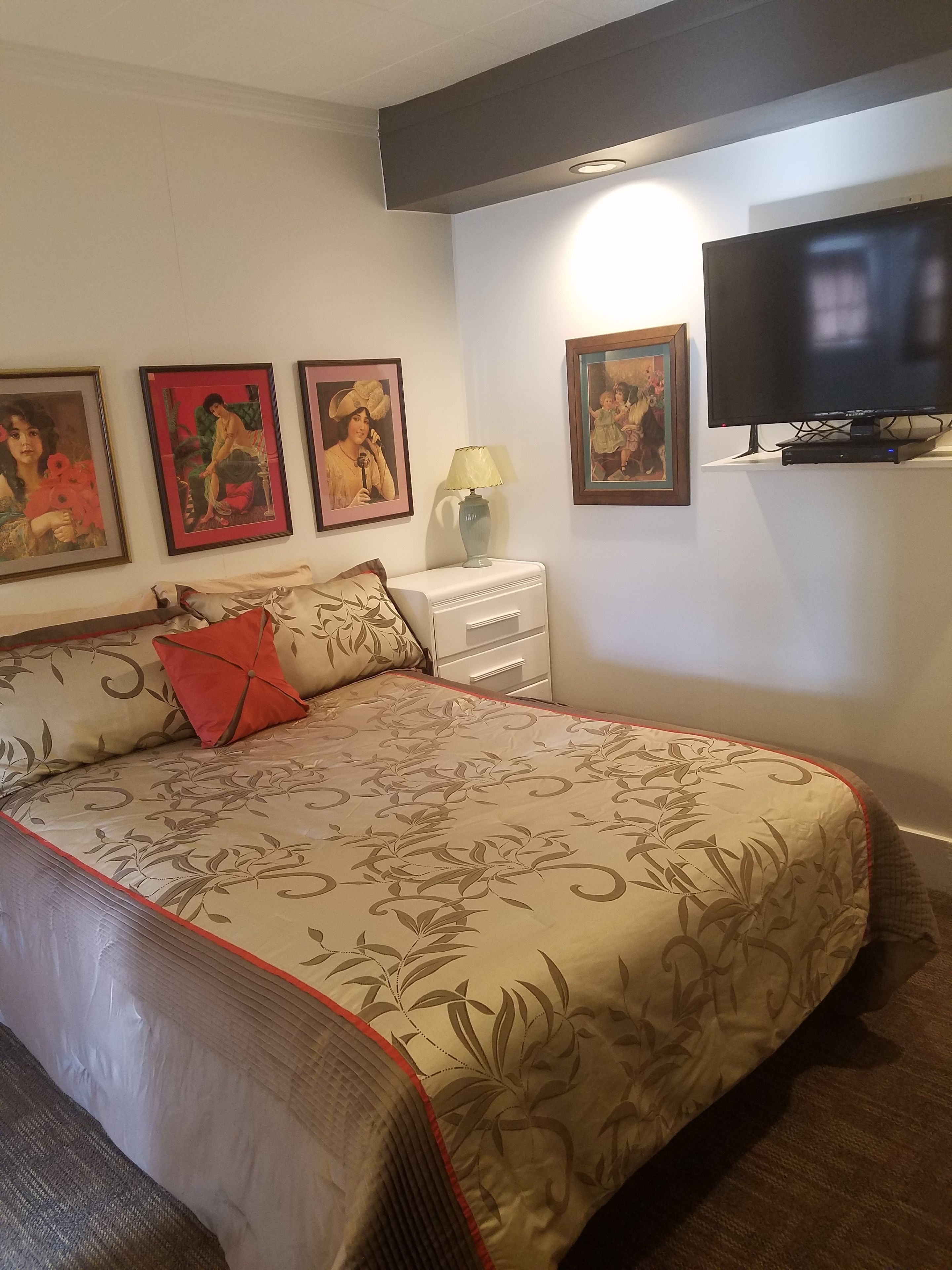 basic room, 1 double bed | desk, iron/ironing board, free wifi, bed sheets