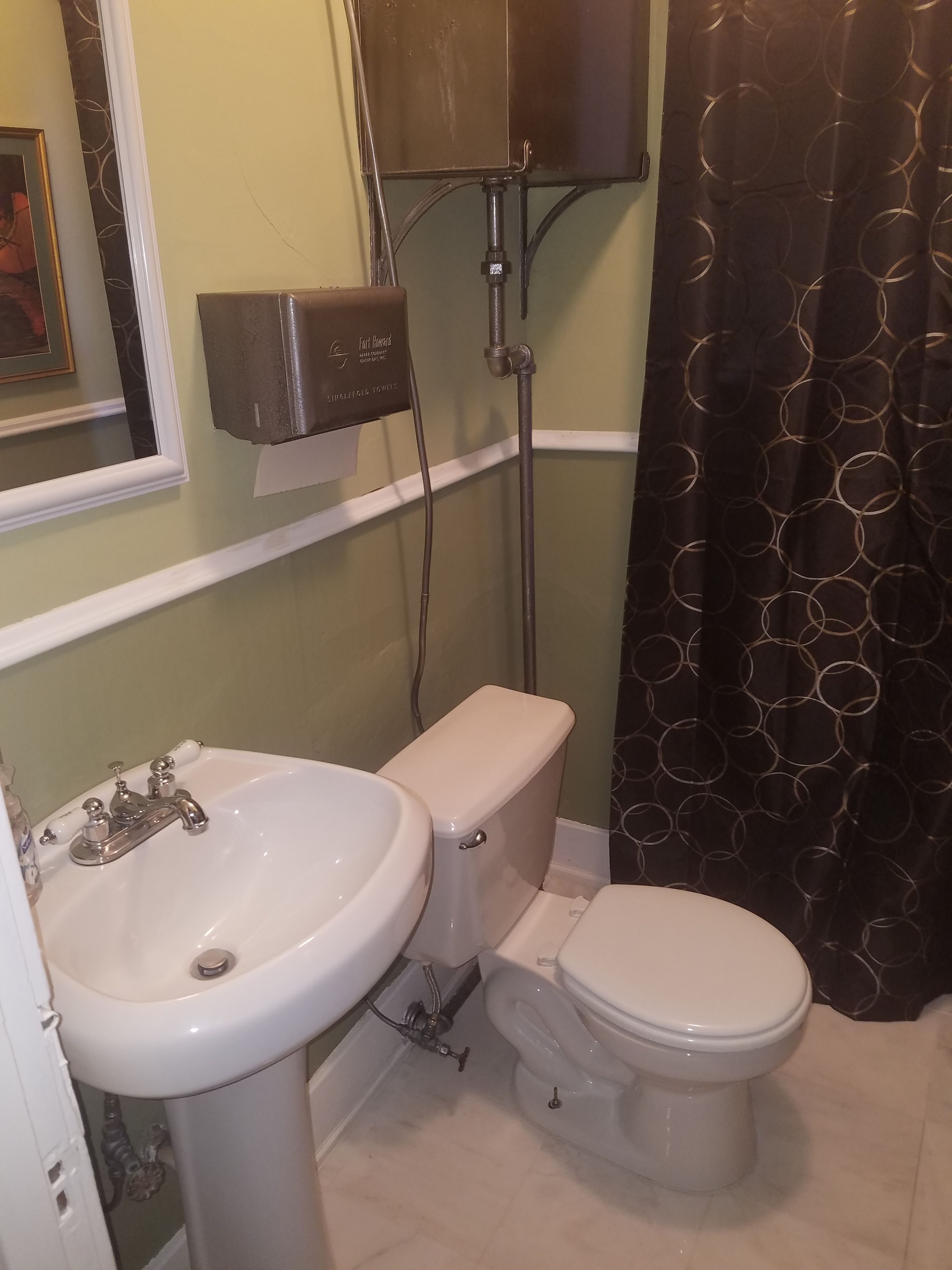 economy room, 1 queen bed, shared bathroom | bathroom | combined shower/bathtub, free toiletries, towels