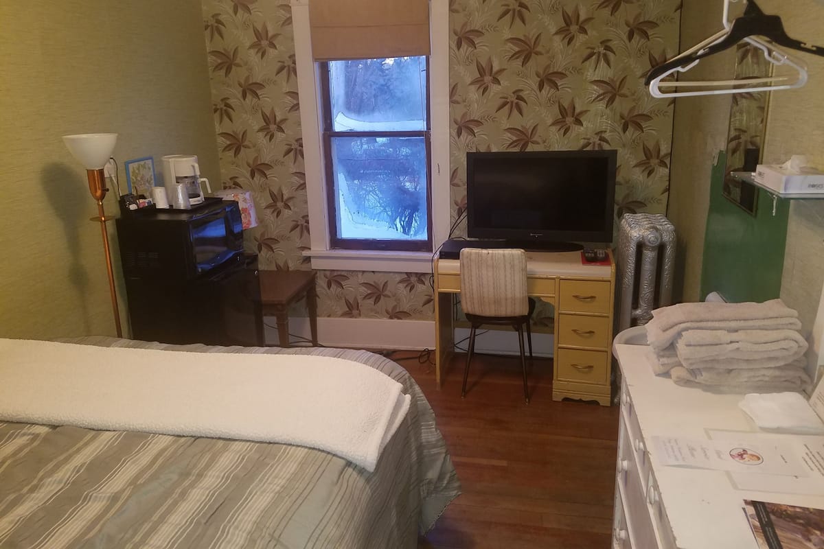 Economy Room-20 , 1 Queen Bed, Shared Bathroom | Desk, laptop workspace, iron/ironing board, WiFi (free)