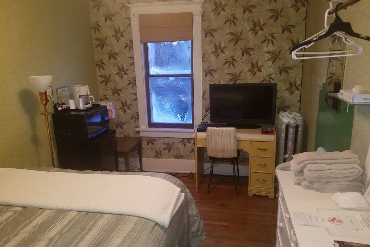 economy room, 1 queen bed, shared bathroom | desk, iron/ironing board, free wifi, bed sheets