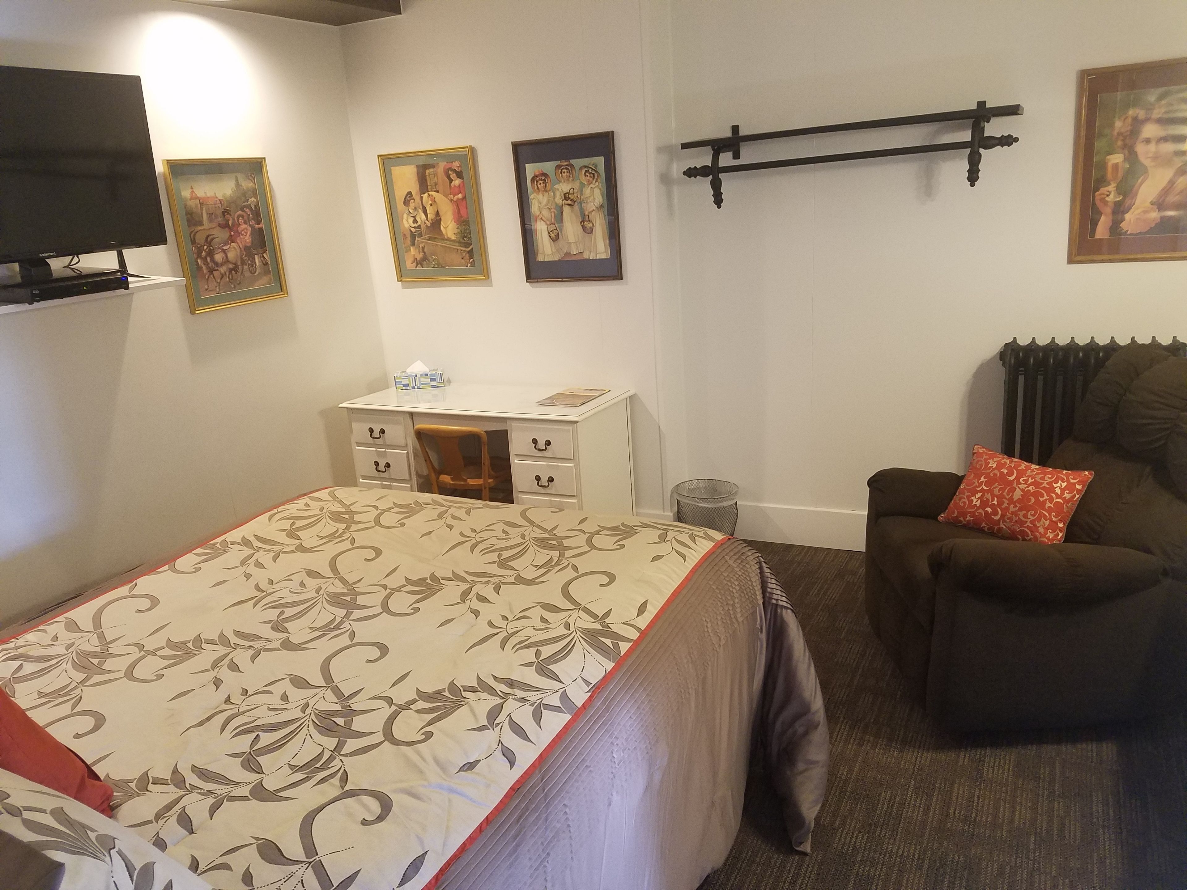 basic room, 1 double bed | desk, iron/ironing board, free wifi, bed sheets