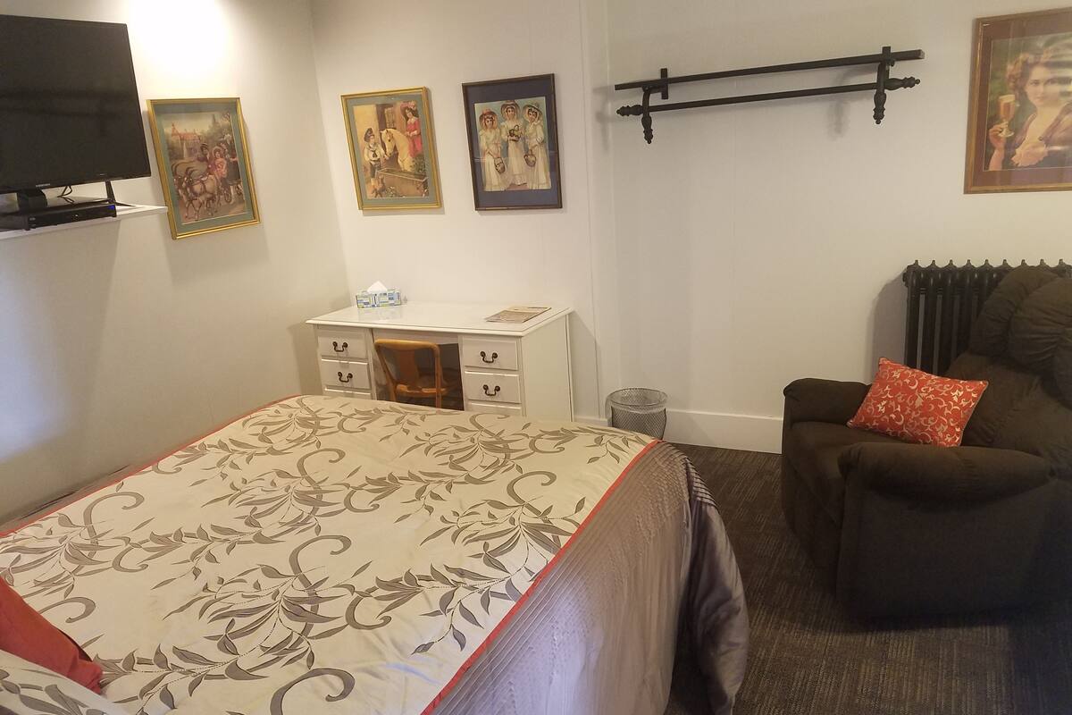 basic room, 1 double bed | desk, iron/ironing board, free wifi, bed sheets