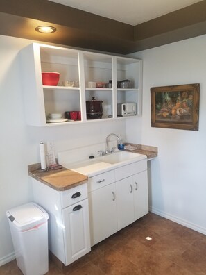 Classic Room, 1 Double Bed | Private kitchen - The Kempton Hotel (Terry)