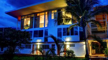 Majoituspaikan julkisivu illalla/yöllä