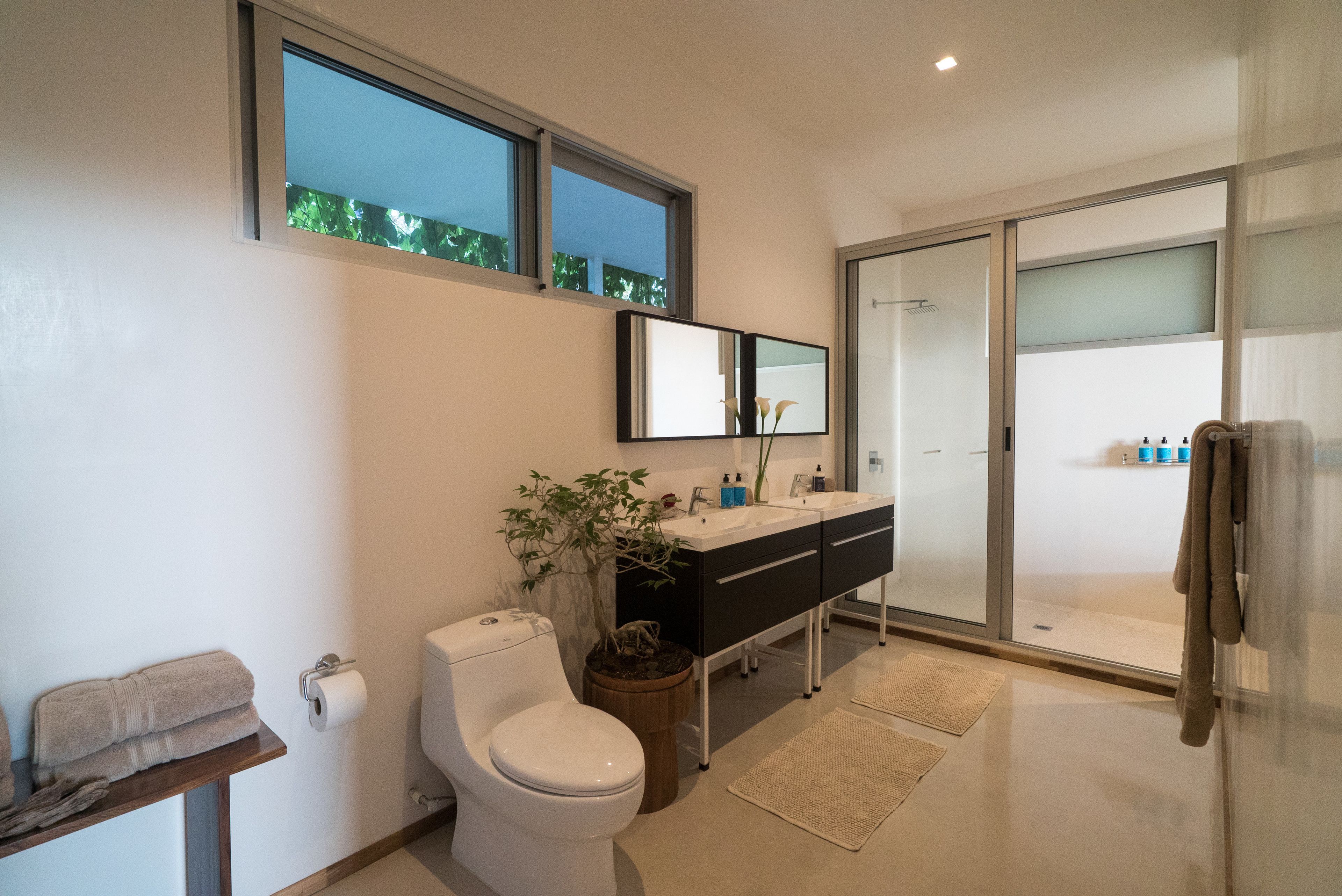 marea - deluxe studio suite, 2 bedrooms | bathroom | shower, free toiletries, hair dryer, towels