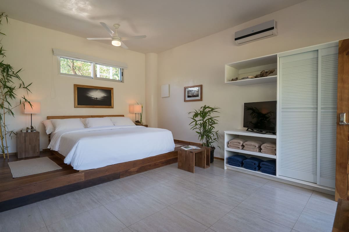1 habitación, caja de seguridad en la habitación y escritorio