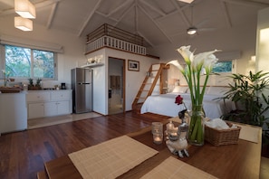 Standaard kamer | Een kluis op de kamer, een bureau, een strijkplank/strijkijzer