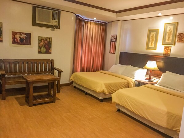 Chambre Familiale, 2 grands lits | Bureau, fer et planche à repasser, lits pliants/supplémentaires