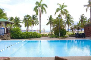 Outdoor pool, sun loungers - Subic Park Hotel (Olongapo)