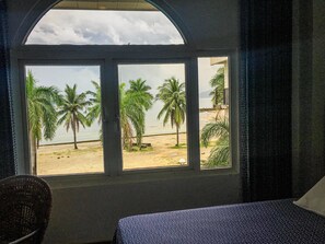 Chambre, 1 très grand lit, vue plage | Vue de la chambre