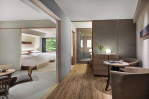 In-room safe, desk, laptop workspace, free WiFi - Fuji Marriott Hotel Lake Yamanaka (Yamanakako)