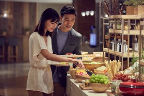 Breakfast, lunch, dinner served; local and international cuisine - Fuji Marriott Hotel Lake Yamanaka (Yamanakako)