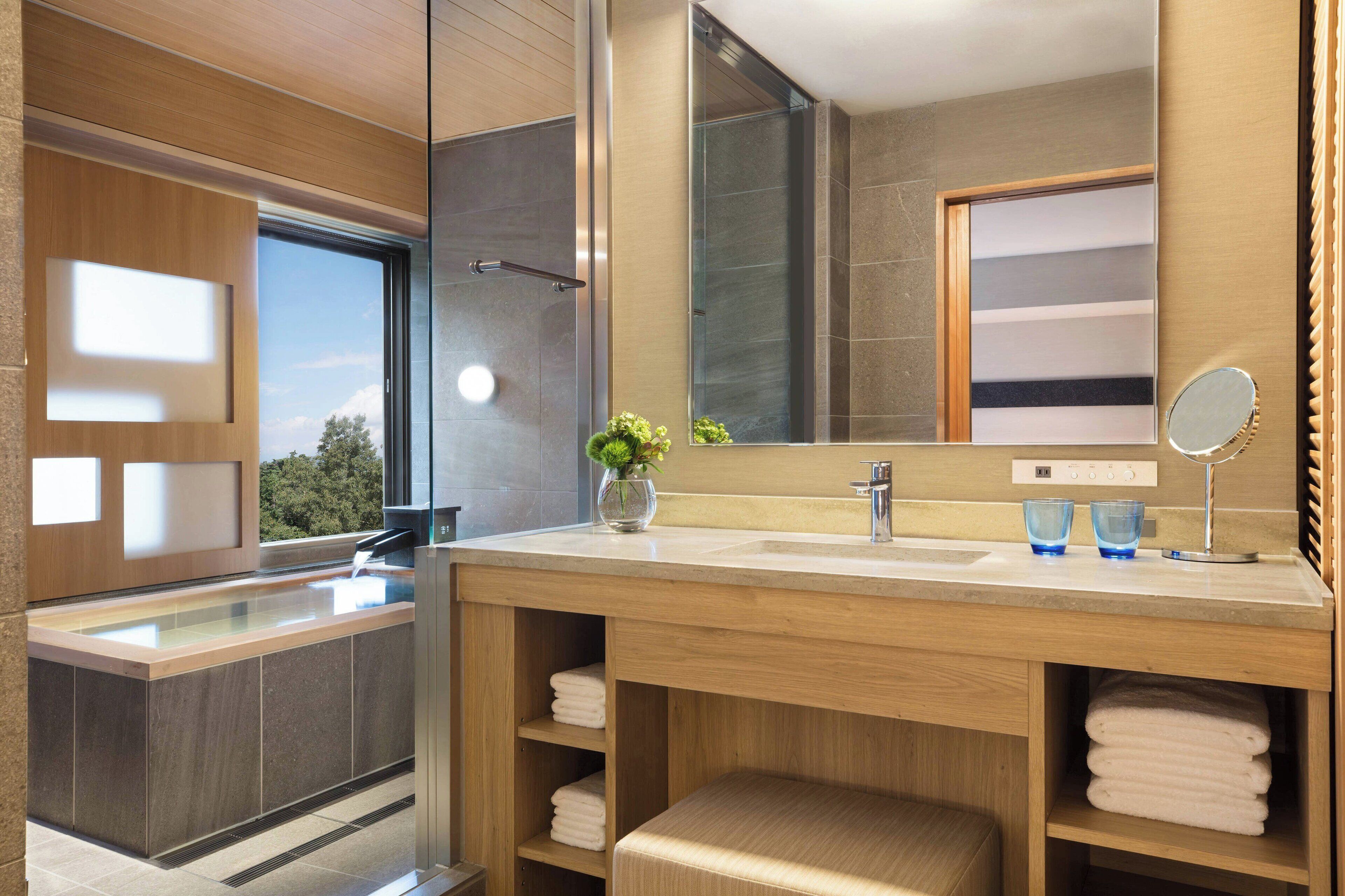 Regendusche, kostenlose Toilettenartikel, Haartrockner, Hausschuhe