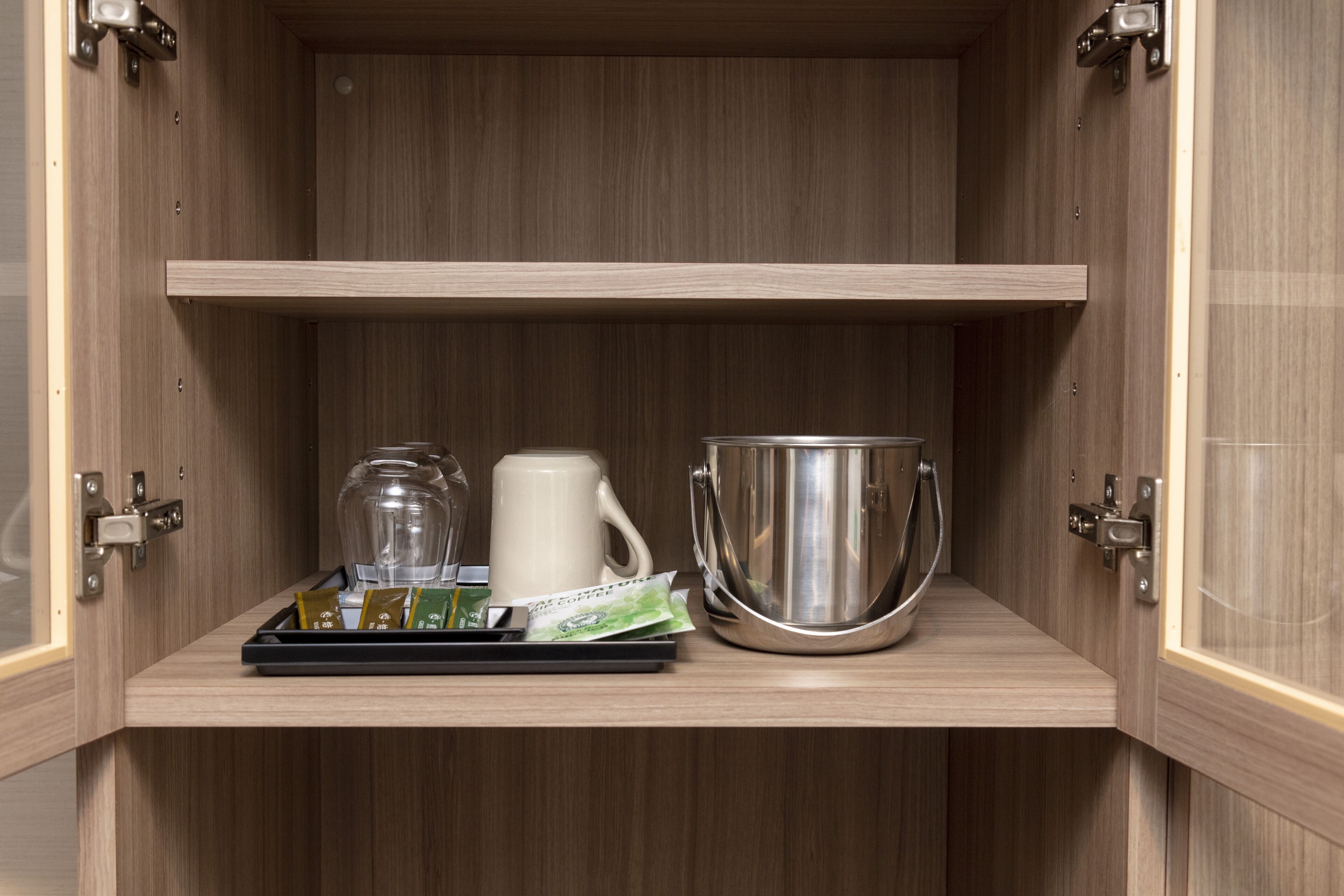 1 bedroom, down duvets, desk, laptop workspace