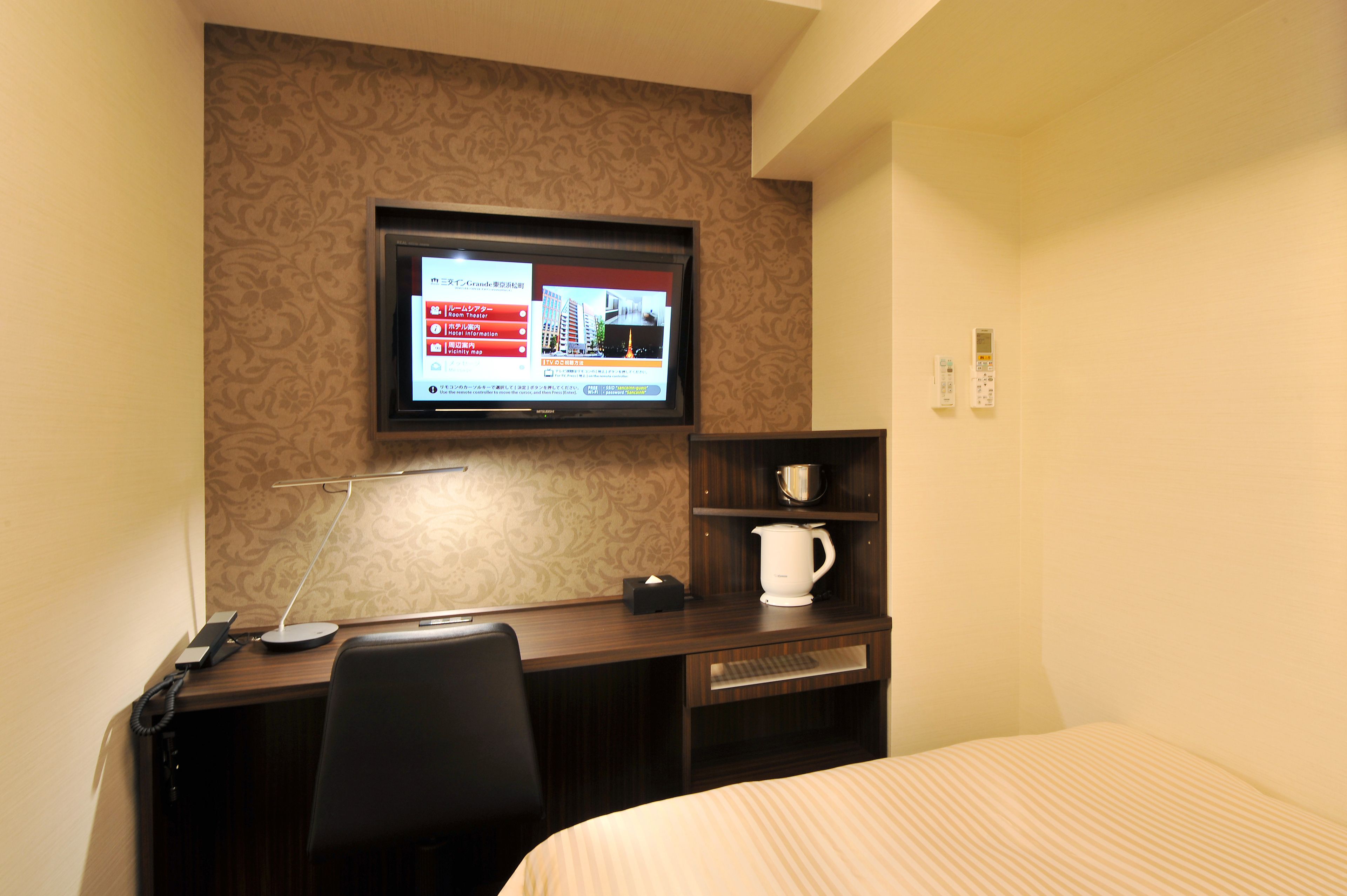 corner comfort room, smoking | 1 bedroom, down duvets, desk, laptop workspace