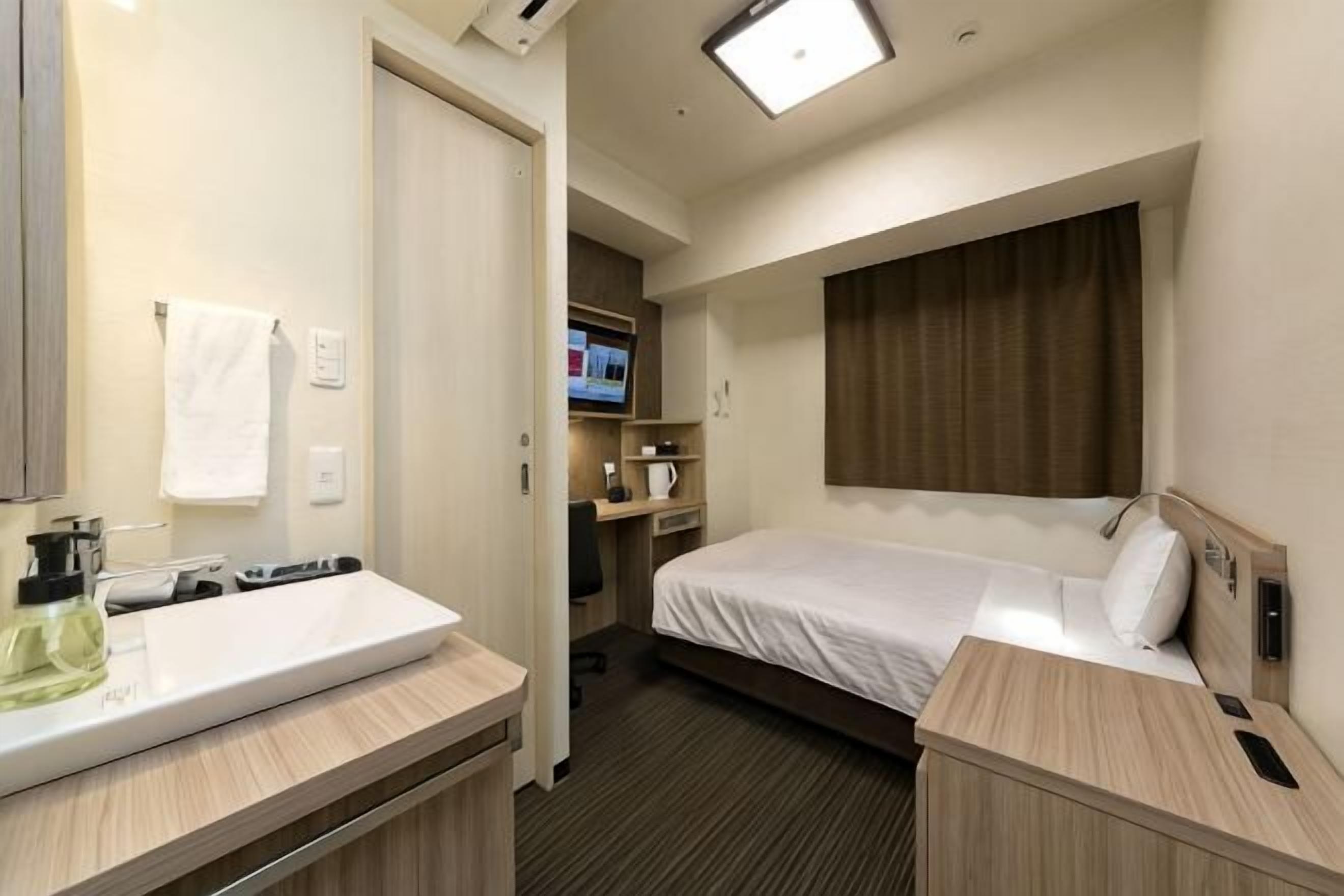 Desk, laptop workspace, iron/ironing board, free WiFi
