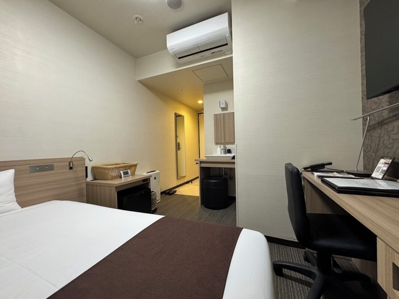 1 bedroom, down duvets, desk, laptop workspace