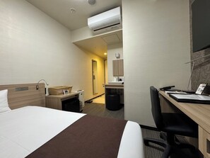 Desk, laptop workspace, iron/ironing board, free WiFi - Sanco Inn Grande Tokyo Hamamatsucho (Tokyo)