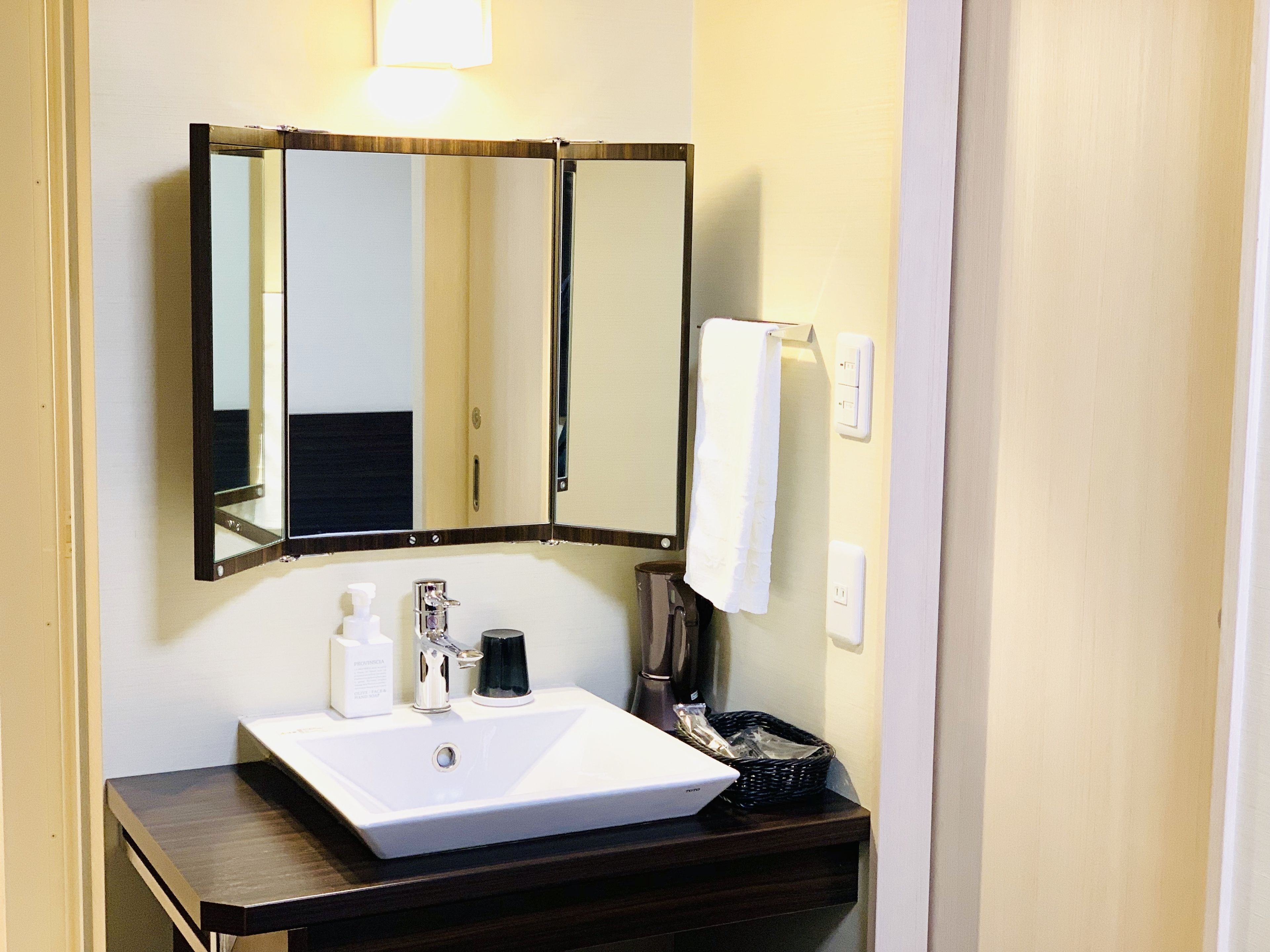 1 bedroom, down duvets, desk, laptop workspace