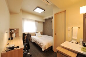 Down comforters, desk, laptop workspace, iron/ironing board - Sanco Inn Grande Tokyo Hamamatsucho (Tokyo)