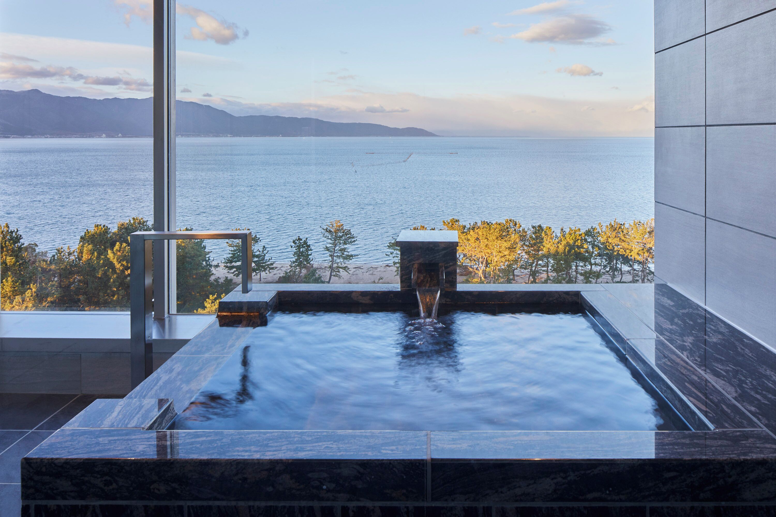 Een moderne spa met uitzicht op zee en bergen.