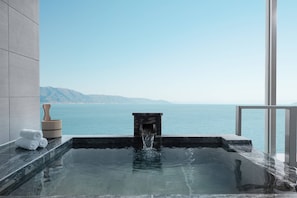 Huone, 2 yhden hengen sänkyä, tupakointi kielletty, järvinäköala (with hot spring view) | Untuvapeitot, tallelokero huoneessa, työpöytä