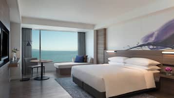 Chăn bông, két bảo mật tại phòng, bàn