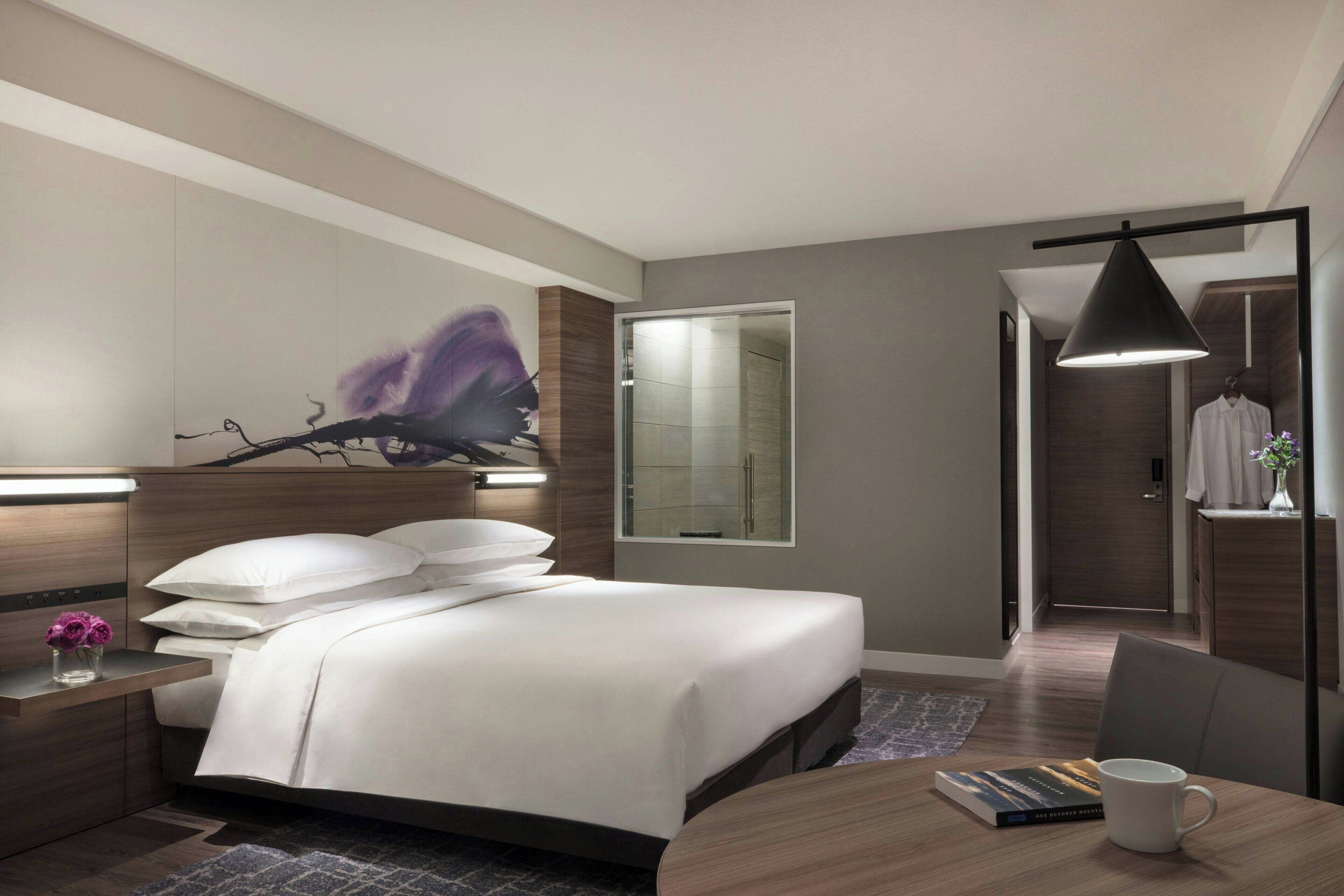 尊榮客房, 1 張特大雙人床和 1 張沙發床, 非吸煙房, 湖景 (with hot spring) | 羽絨被、客房內保險箱、書桌、筆電工作空間