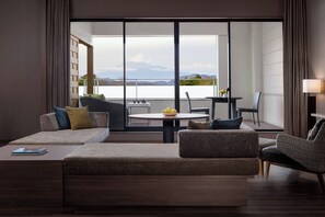 Suite, 2 Einzelbetten, Gartenblick | Wohnzimmer