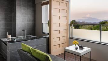 Suíte, 2 camas de solteiro, vista para o jardim | Área de estar | TV de tela plana, brinquedos