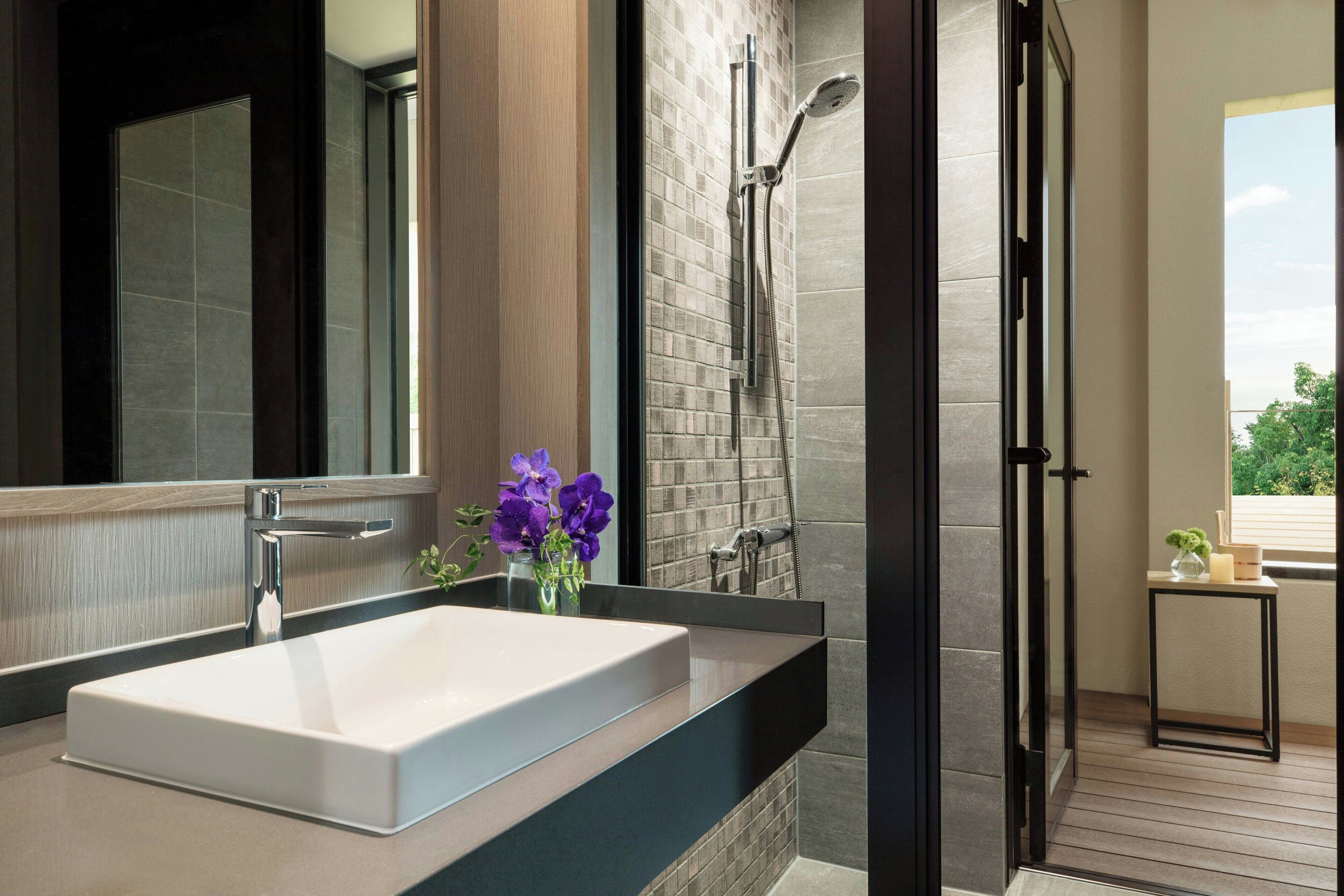 combined shower/bathtub, free toiletries, hair dryer, slippers