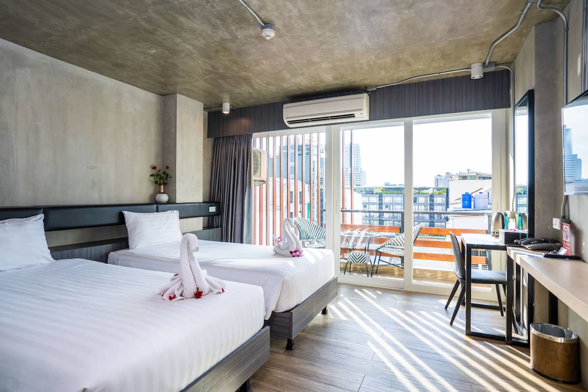 Deluxe Room | Minibar, in-room safe, desk, blackout drapes