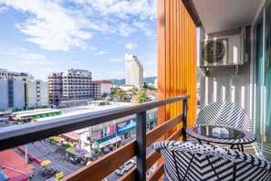 Deluxe Room | Minibar, safe på rommet, skrivebord og blendingsgardiner