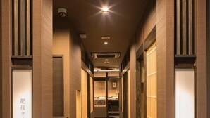 Un pasillo con paneles de madera e iluminación empotrada.
