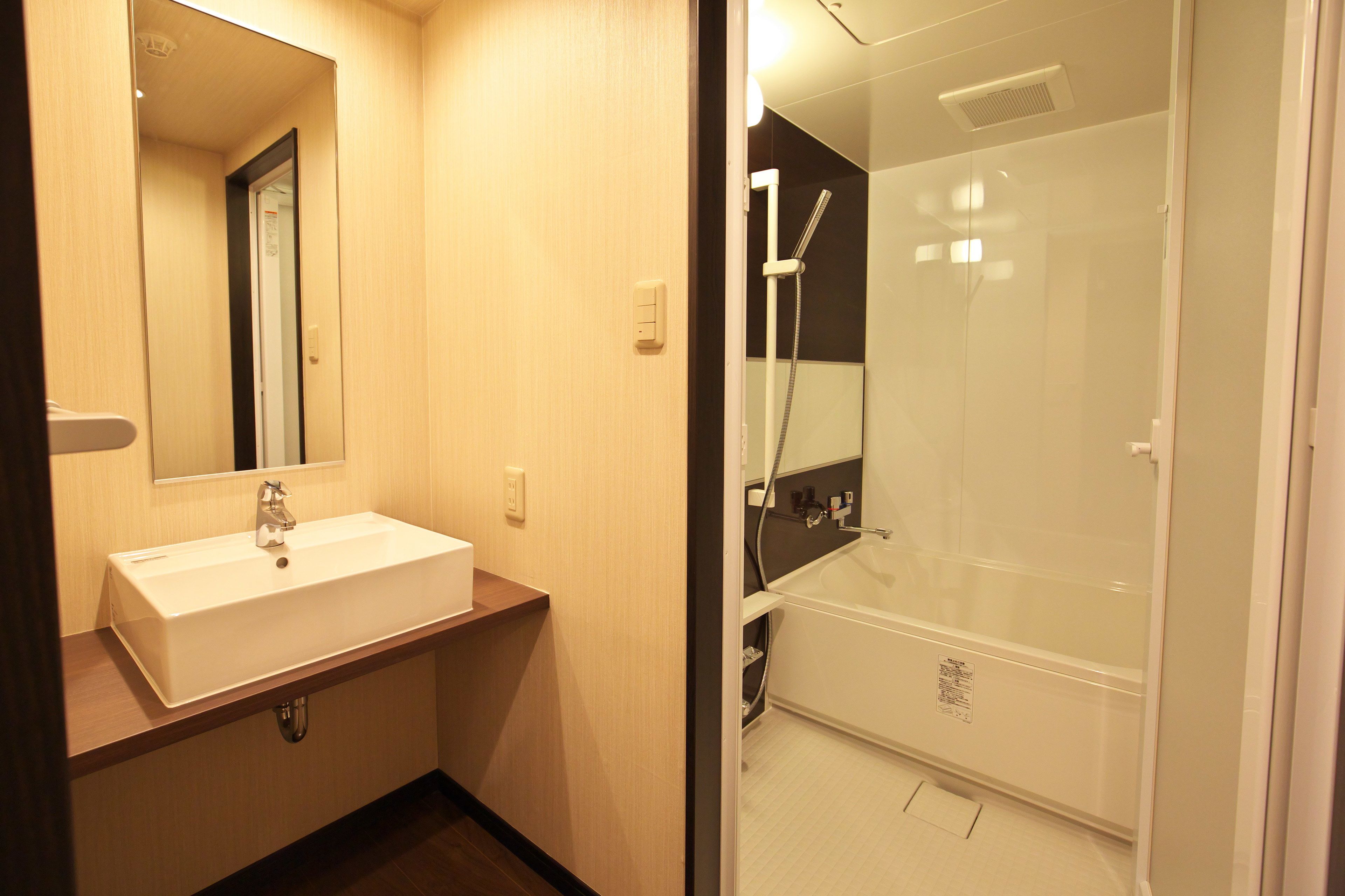 combined shower/bathtub, free toiletries, hair dryer, slippers