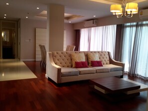 Living area - Beachfront Family Penthouse Hua Hin (Hua Hin)