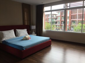 Apartment 2nd Floor | 2 間睡房、高級寢具、書桌、熨斗/熨衫板