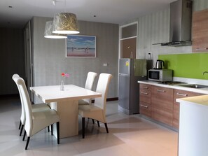 Apartment 2nd Floor | Essbereich im Zimmer