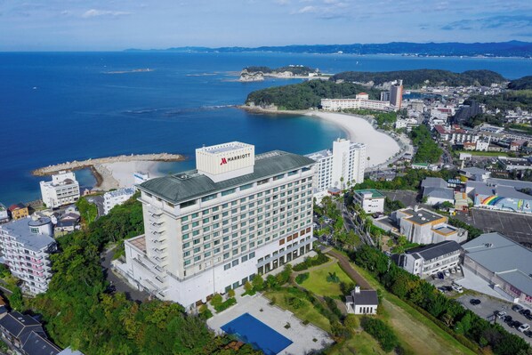 A Marriott hotel with a large building, a swimming pool, and a beach view. - Nanki-Shirahama Marriott Hotel (Shirahama)