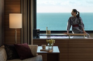 客房, 海洋景观 (1 King Bed or 2 Twin Beds) | 客房内保险箱、办公桌、熨斗/熨衣板、免费 WiFi